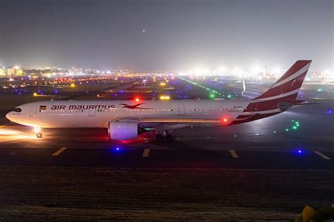 Air Mauritius MK42 (MAU42) from Port Louis to London .